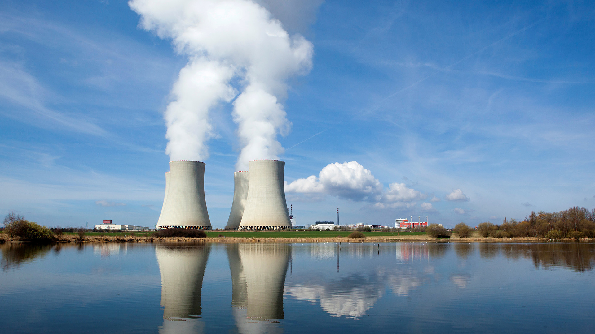 Thermal plant. Атомная энергия АЭС. Атомная Энергетика (ядерная Энергетика). Градирня АЭС. Градирни ЛАЭС.